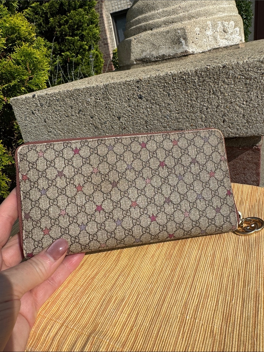 Gucci Beige Monogram Zip Wallet with mini Red &Bkack Star Pattern - Picture 3 of 13
